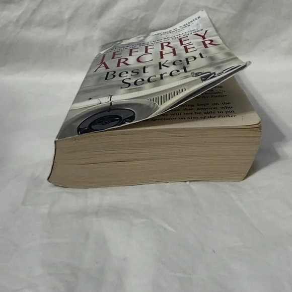 “Best Kept Secret” - Book #3 of the Clifton Chronicles by Jeffrey Archer - Picture 4 of 11
